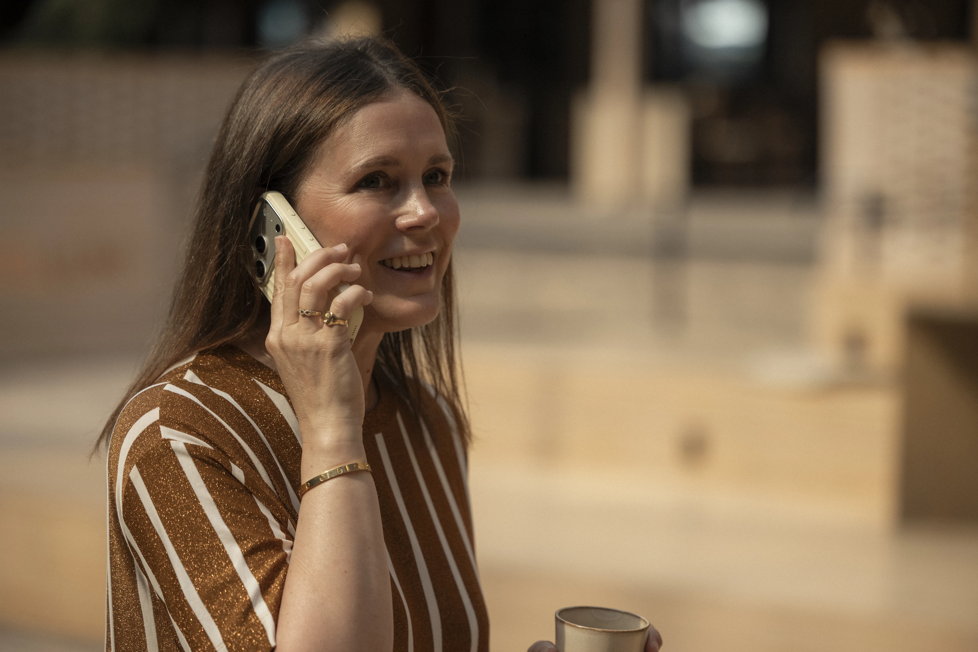 Frau telefoniert mit dem Smartphone.
